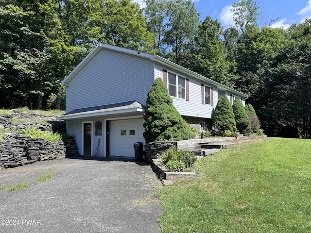 view of front of house featuring a front lawn and a garage