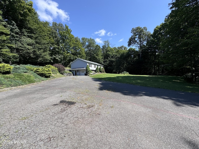 view of front facade featuring a front lawn