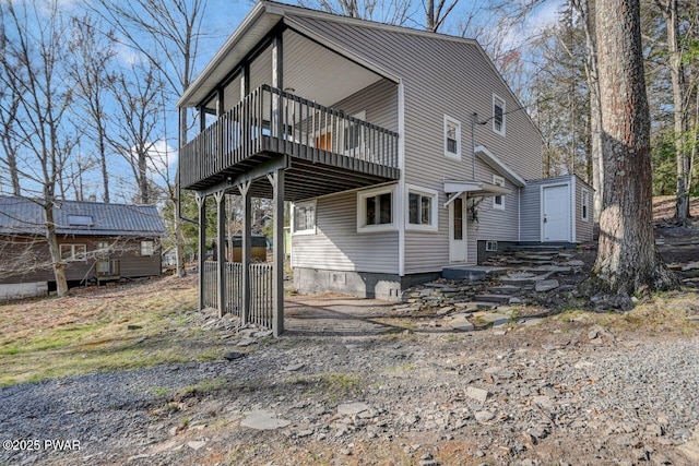 110 Maple Dr, Greentown, PA 18426 - back of property with a deck