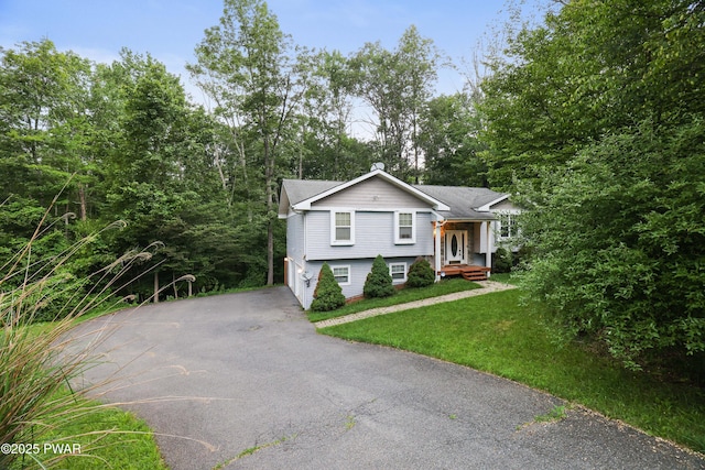 3122 Sparrow Ct, East Stroudsburg, PA 18302 - view of front of house featuring driveway, an attached garage, and a front lawn