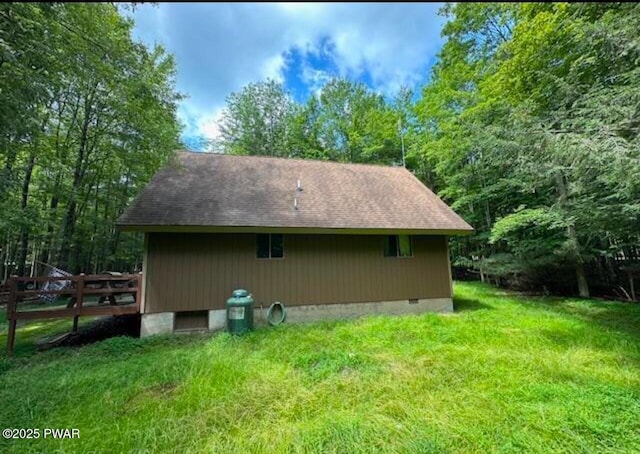 view of side of property featuring a lawn