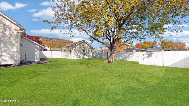 view of yard featuring an outdoor structure