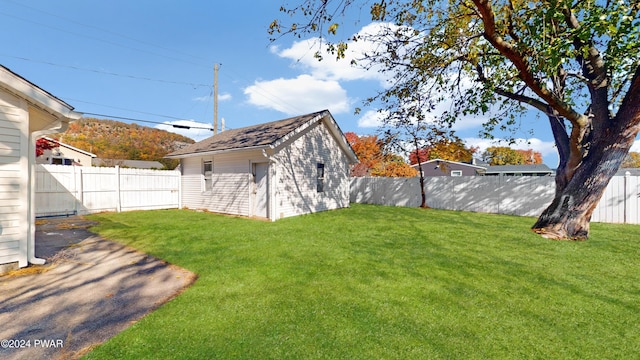 view of yard featuring an outdoor structure