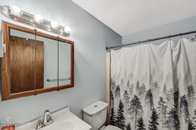 24 Lakewood Dr, Lake Ariel, PA 18436 - full bathroom featuring toilet, vanity, a textured ceiling, and curtained shower