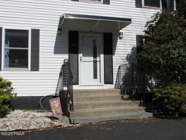 102 Yvonne Ct, Dingmans Ferry, PA 18328 - view of doorway to property