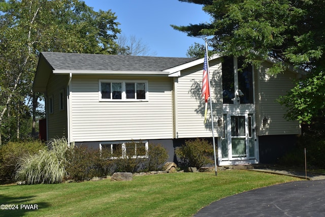 view of front of home featuring a front lawn