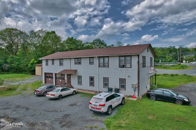 view of front of home featuring a garage and a front yard