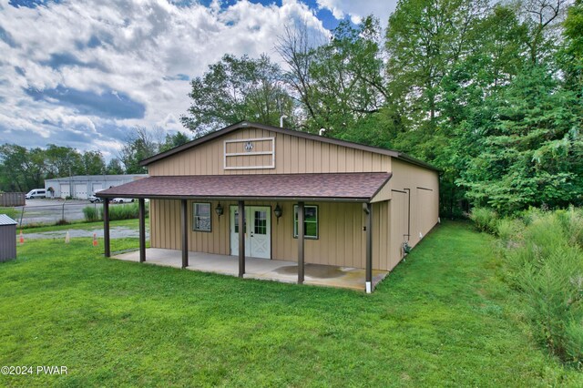 view of front of house featuring a front yard and a patio