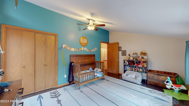 bedroom featuring ceiling fan, lofted ceiling, light hardwood / wood-style flooring, and a closet