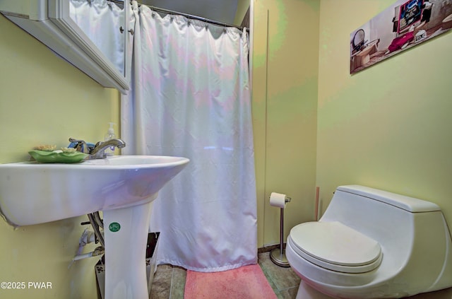 full bath featuring a shower with curtain and toilet
