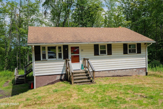 view of front of house featuring a front lawn