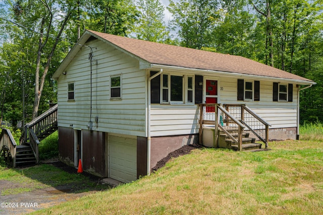 view of front of house featuring a front yard and a garage