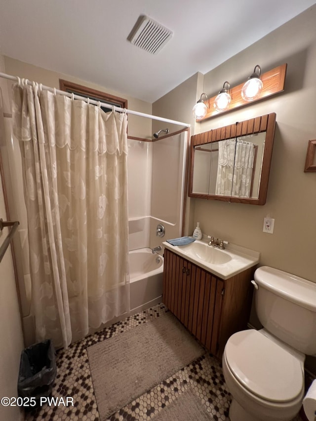 259 Florence Trl, Hawley, PA 18428 - full bathroom featuring shower / tub combo with curtain and vanity