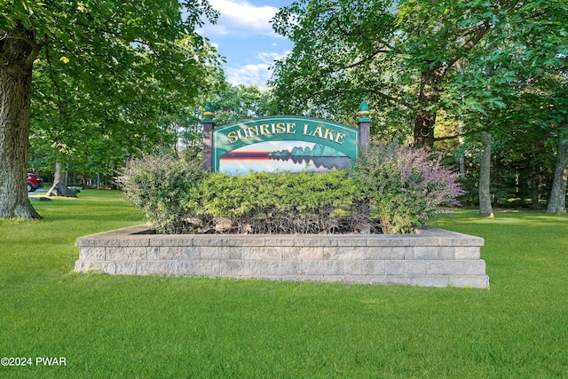 community sign featuring a yard