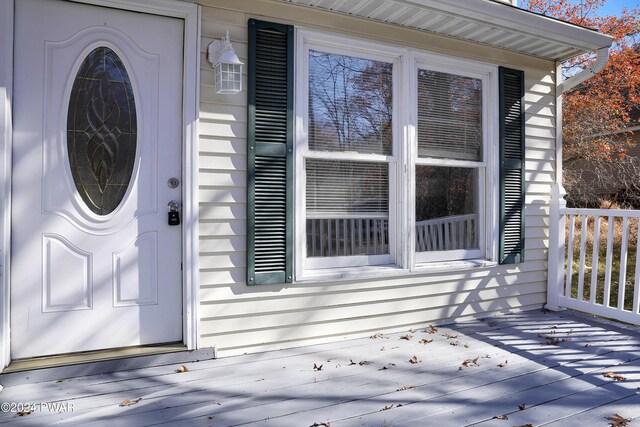 property entrance featuring a deck