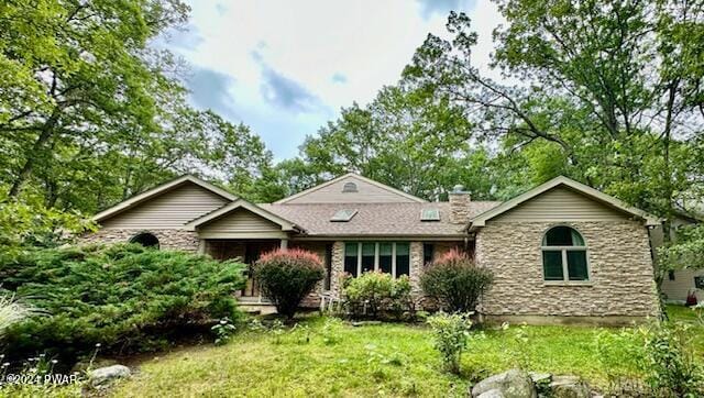 ranch-style house featuring a front yard