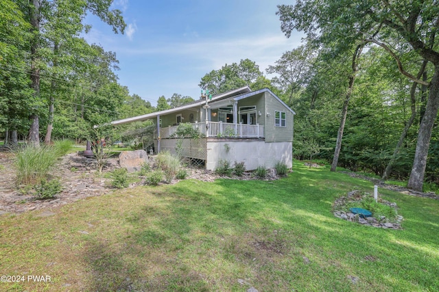 view of front facade featuring covered porch and a front yard