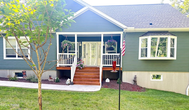 view of front of house with a front lawn