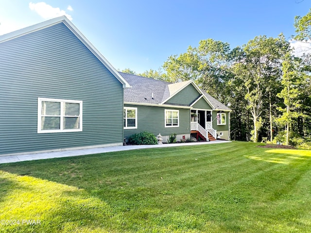 view of front of house with a front lawn