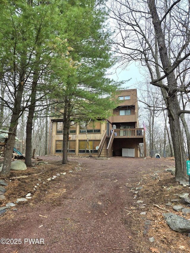 6128 Wales Ct, East Stroudsburg, PA 18301 - back of property with a deck and stairs