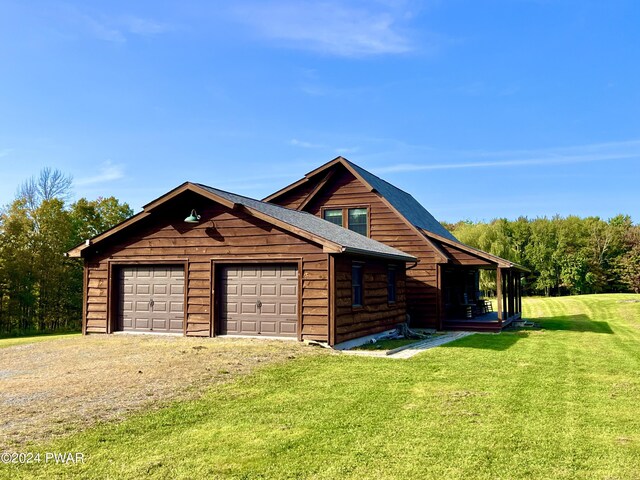 view of front facade featuring a garage and a front yard