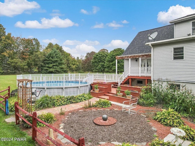 view of yard featuring a fenced in pool