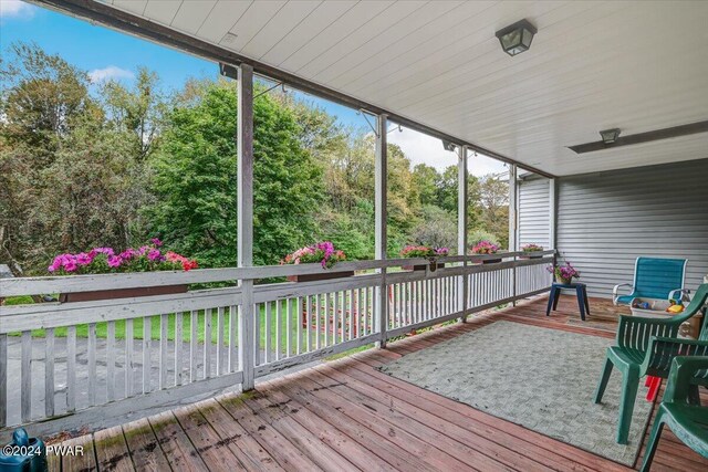 sunroom with ceiling fan