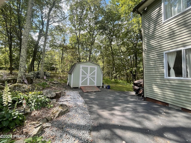 view of outbuilding