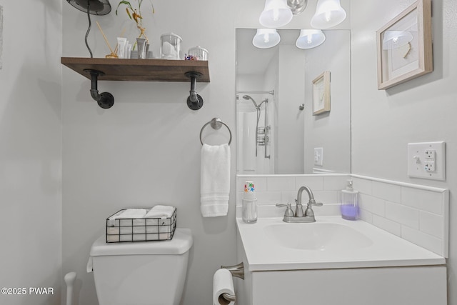 9326 Fairmount Way, Tobyhanna, PA 18466 - full bath featuring toilet, backsplash, curtained shower, and vanity