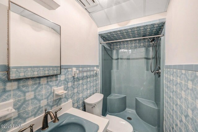518 Lakeview Dr E, Lake Ariel, PA 18436 - bathroom featuring tile walls, a shower, and a wainscoted wall
