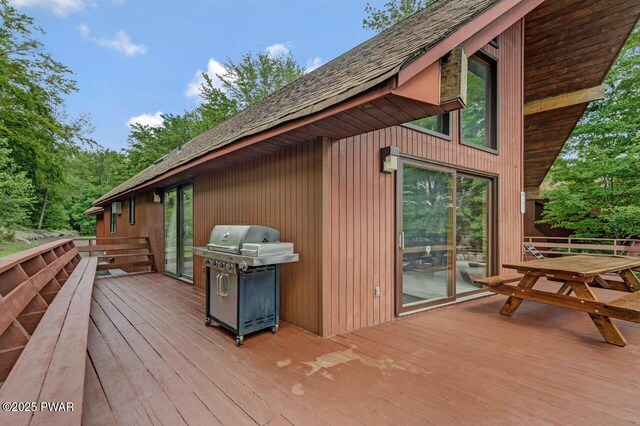 518 Lakeview Dr E, Lake Ariel, PA 18436 - deck with a grill