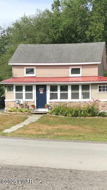 view of front facade featuring a front yard