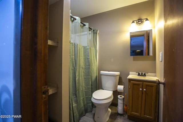 full bath with a shower with curtain, vanity, and toilet