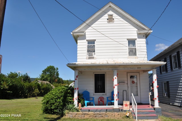 view of front facade with a front lawn