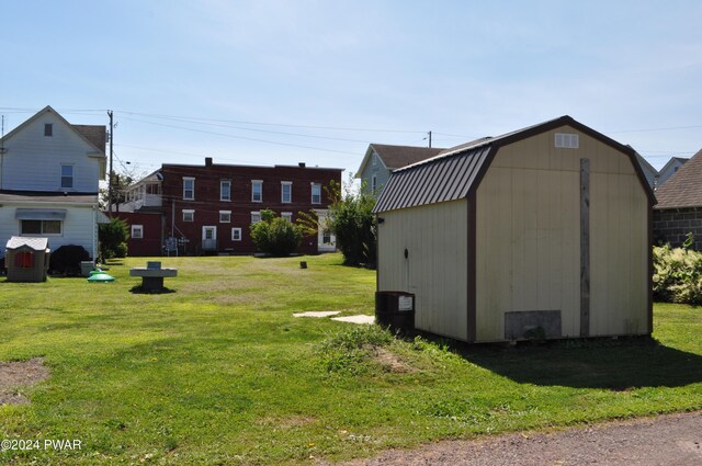 view of yard featuring a shed