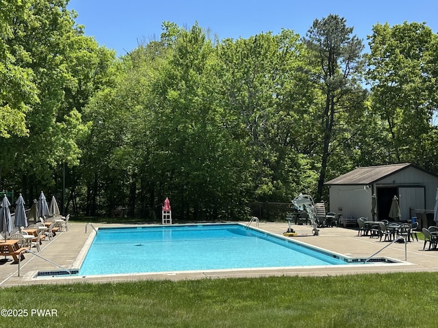 439 Gold Finch Rd, Bushkill, PA 18324 - community pool featuring a patio