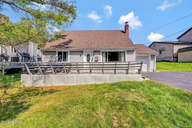 view of front facade featuring a front yard and a garage