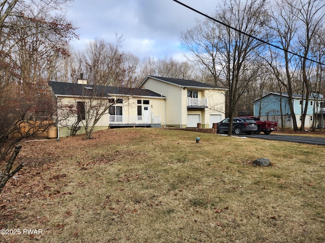 view of front facade featuring a front yard