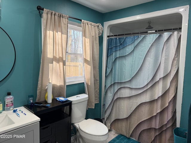 bathroom featuring a shower with curtain, vanity, and toilet