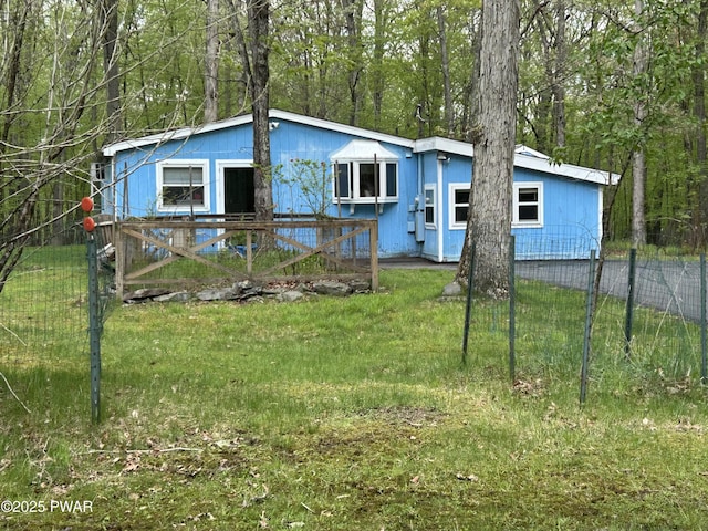 201 Oak Hill Rd, Hawley, PA 18428 - view of front of home with fence