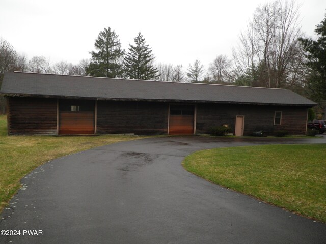 view of front of house featuring a front lawn