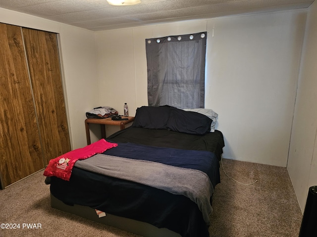 bedroom featuring carpet flooring and a closet