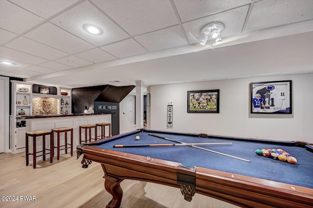 playroom with a paneled ceiling, indoor bar, light wood-type flooring, built in features, and pool table