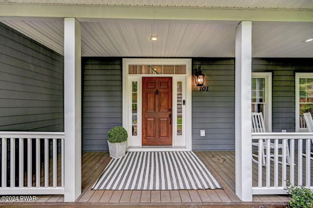 entrance to property featuring covered porch