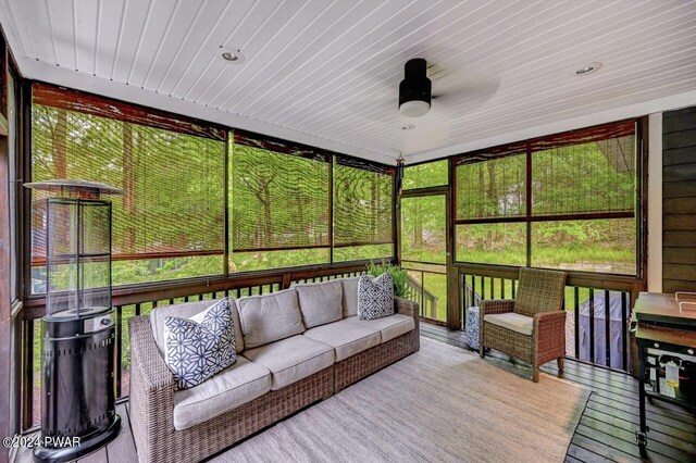 sunroom featuring ceiling fan