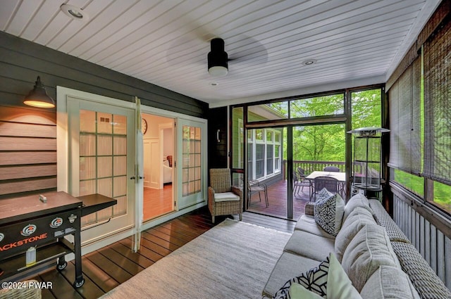 sunroom / solarium with ceiling fan