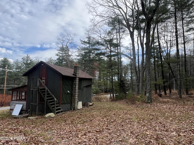 exterior space featuring an outbuilding