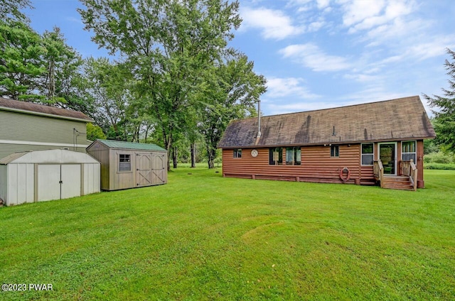 view of yard featuring a shed