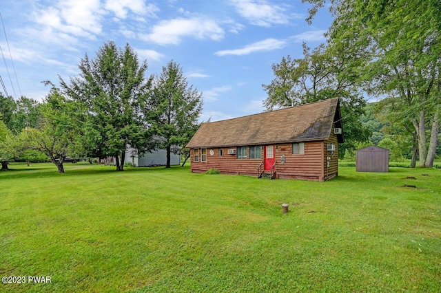 view of yard featuring a storage unit