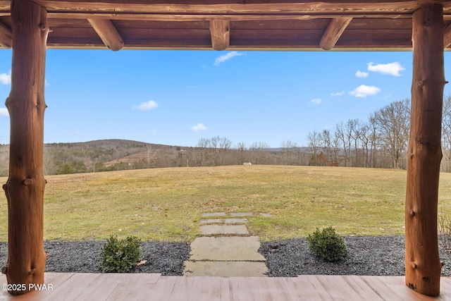 view of yard featuring a mountain view